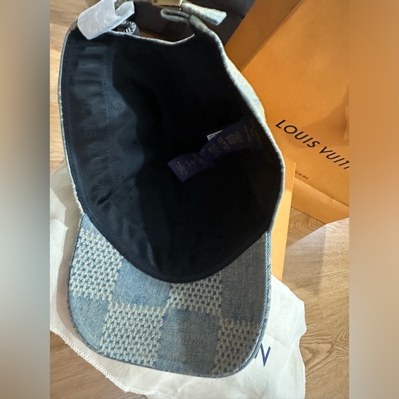 Louis Vuitton cap - Picture 6 of 11